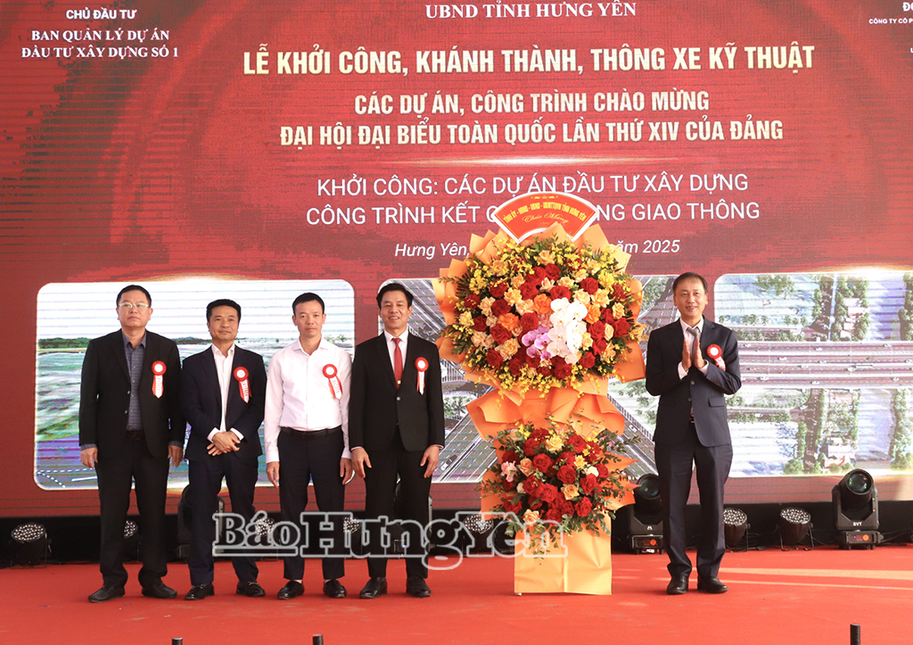 Đồng chí Phó Chủ tịch UBND tỉnh Nguyễn Hùng Nam tặng hoa các nhà thầu thi công.