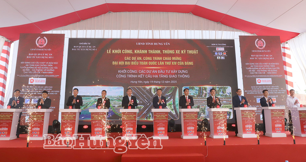 Các đại biểu thực hiện nghi lễ chính thức khởi công các dự án.