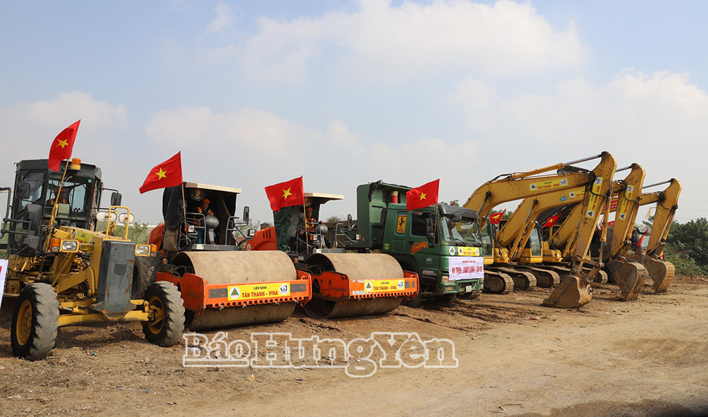 Thiết bị, máy móc được tập kết sẵn sàng thi công.