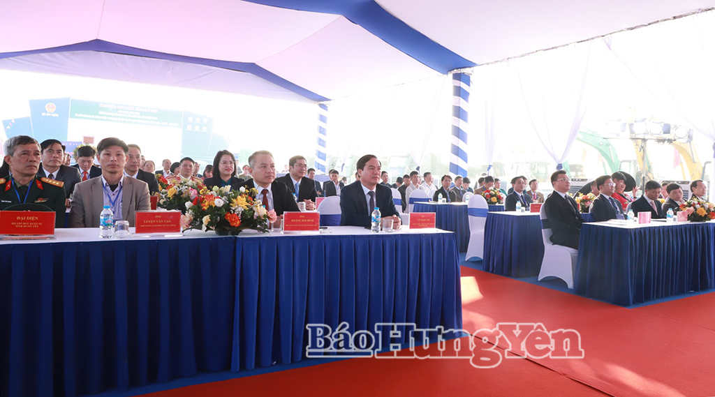 Các đại biểu dự lễ khởi công tại điểm cầu ga Lương Tài (Đại Đồng). 