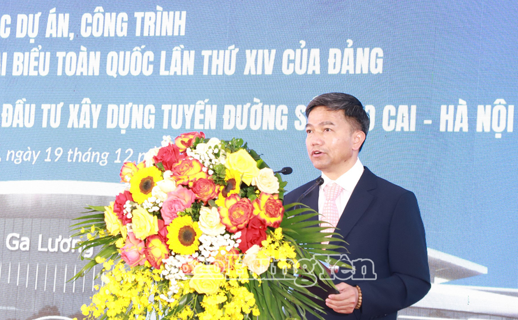 Đại diện Ban quản lý dự án đường sắt phát biểu cam kết tại lễ khởi công.