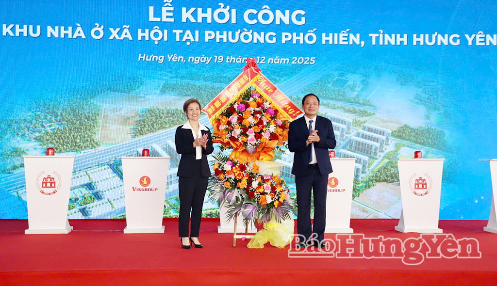 Đồng chí Phó Bí thư VV88 casino, Chủ tịch HĐND tỉnh Trần Quốc Văn tặng hoa chúc mừng chủ đầu tư dự án.