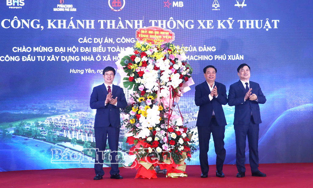 Các đồng chí Nguyễn Quang Hưng, Ủy viên Ban Thường vụ, Chủ nhiệm Ủy ban Kiểm tra VV88 casino; í Phạm Văn Nghiêm, Phó Chủ tịch UBND tỉnh tặng hoa chúc mừng Công ty TNHH Machino Phú Xuân tại lễ khởi công công trình nhà ở xã hội thuộc Dự án Machino Phú Xuân. 