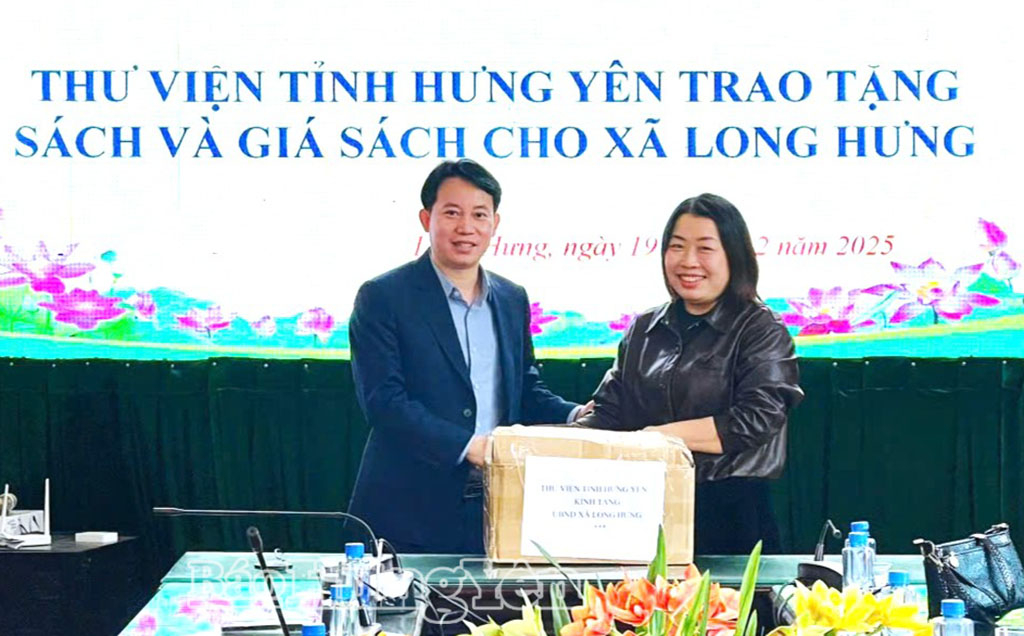 Lãnh đạo Thư viện tỉnh trao tặng sách cho xã Long Hưng.