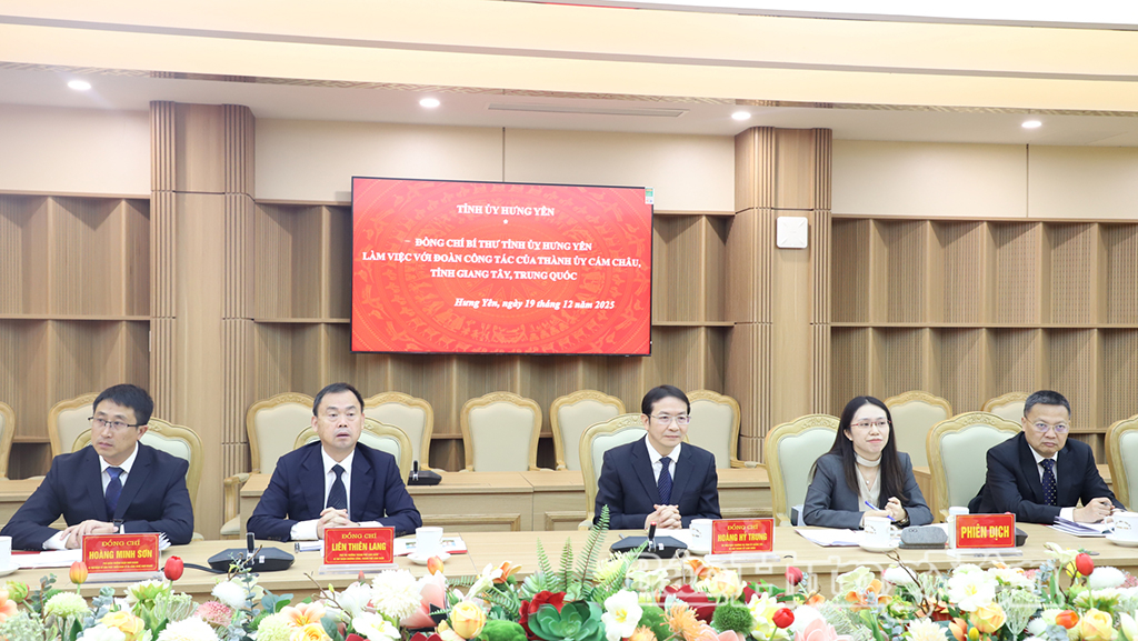 Đồng chí Bí thư Thành ủy Cám Châu Hoàng Hỷ Trung cùng các thành viên trong Đoàn tại buổi làm việc.