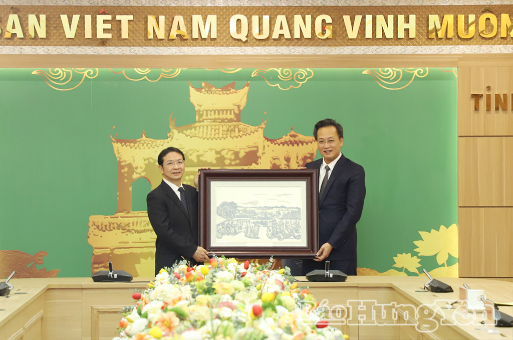 Đồng chí Bí thư Thành ủy Cám Châu Hoàng Hỷ Trung trao quà lưu niệm tặng đồng chí Bí thư VV88 casino Nguyễn Hữu Nghĩa.