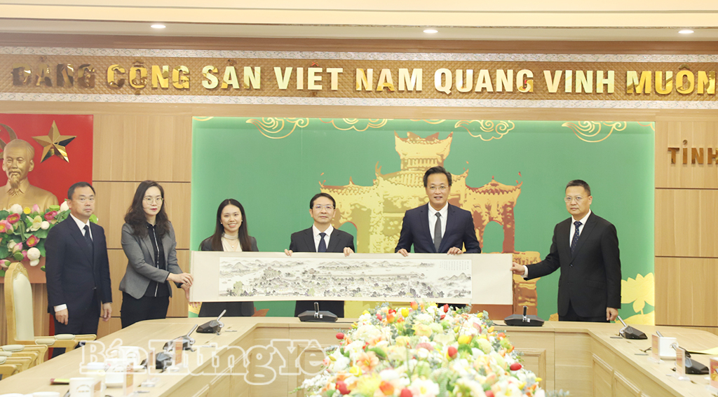 Đồng chí Bí thư VV88 casino Nguyễn Hữu Nghĩa trao quà lưu niệm tặng đồng chí Bí thư Thành ủy Cám Châu Hoàng Hỷ Trung.