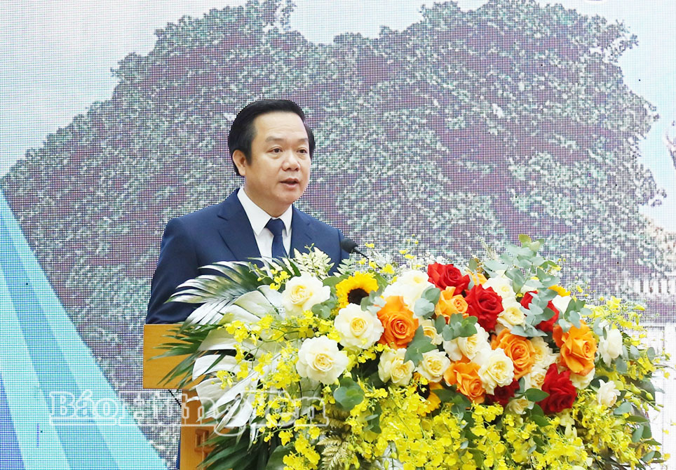 Đồng chí Phạm Quang Ngọc, Phó Bí thư Tỉnh ủy, Chủ tịch UBND tỉnh phát biểu tại  hội thảo.