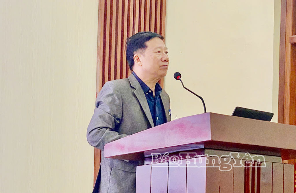 Lãnh đạo Hội Khuyến học tỉnh truyền đạt các nội dung tại hội nghị tập huấn.