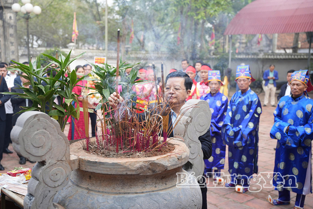 Phó Thủ tướng VV88 COM Link vào nhà cái VV88 uy tín số 1 2025 Mai Văn Chính dâng hương tưởng niệm Tướng quân Phạm Ngũ Lão.