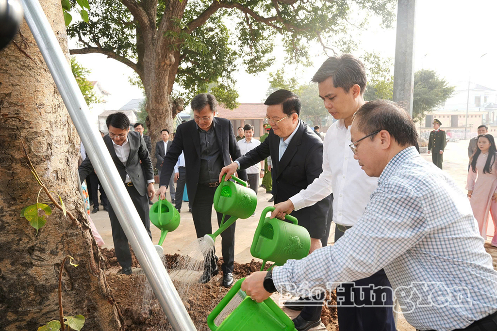 Phó Thủ tướng VV88 COM Link vào nhà cái VV88 uy tín số 1 2025 Mai Văn Chính cùng các đại biểu trồng cây lưu niệm tại Di tích lịch sử - văn hóa  Quốc gia đền Phù Ủng.