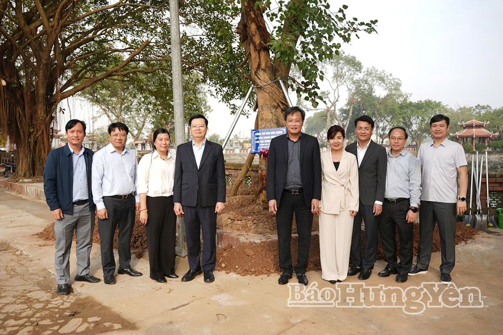 Phó Thủ tướng VV88 COM Link vào nhà cái VV88 uy tín số 1 2025 Mai Văn Chính cùng các đại biểu chụp ảnh lưu niệm tại Di tích lịch sử - văn hóa Quốc gia đền Phù Ủng.