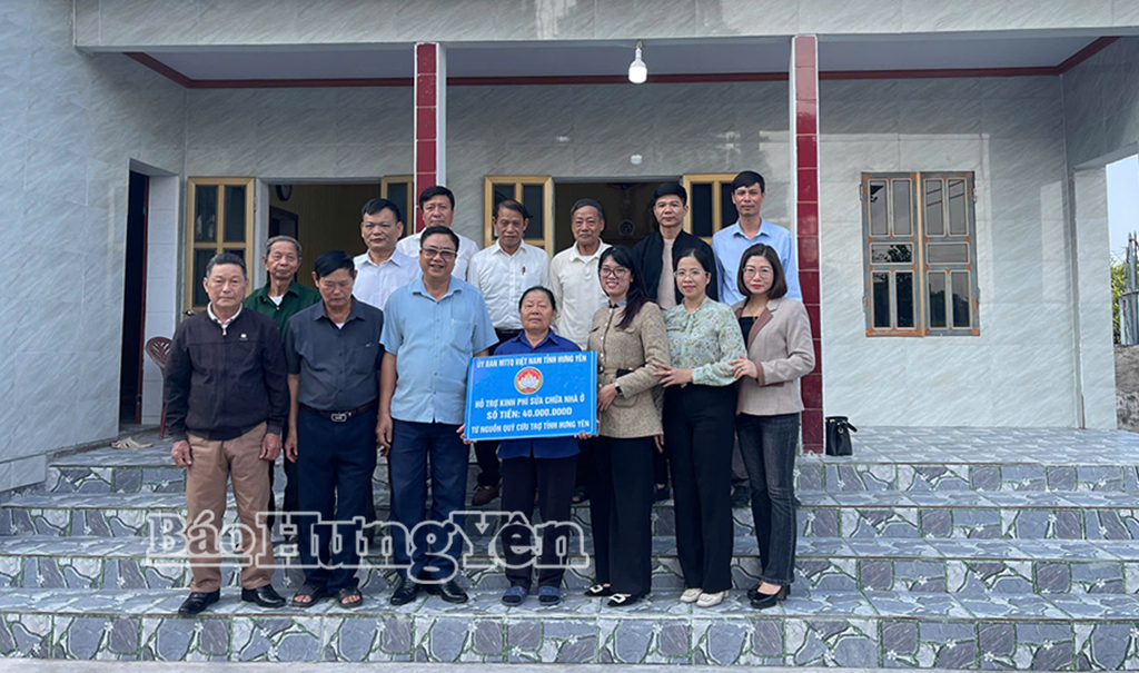 Lãnh đạo xã Đông Tiên Hưng trao kinh phí hỗ trợ sửa chữa nhà cho gia đình bà Phạm Thị Chi (thôn Ái Quốc).