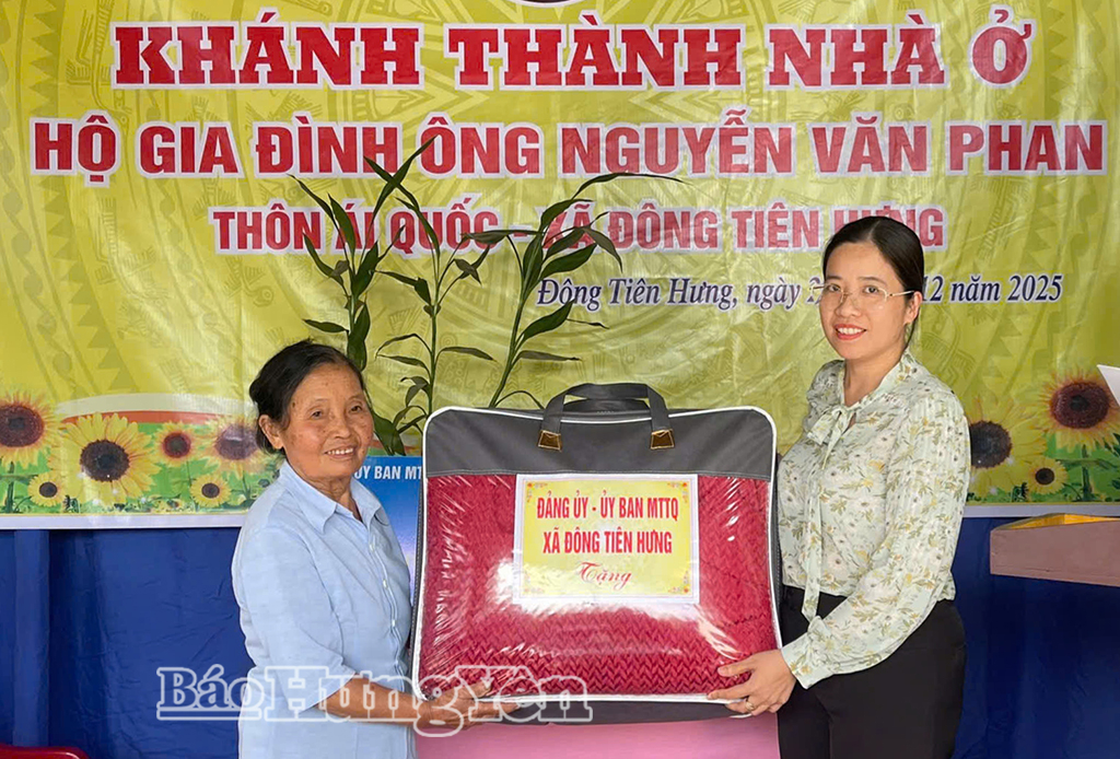 Đảng ủy, Ủy ban MTTQ Việt Nam xã tặng đồ dùng thiết yếu cho gia đình ông Nguyễn Văn Phan nhân dịp khánh thành, bàn giao nhà đại đoàn kết.