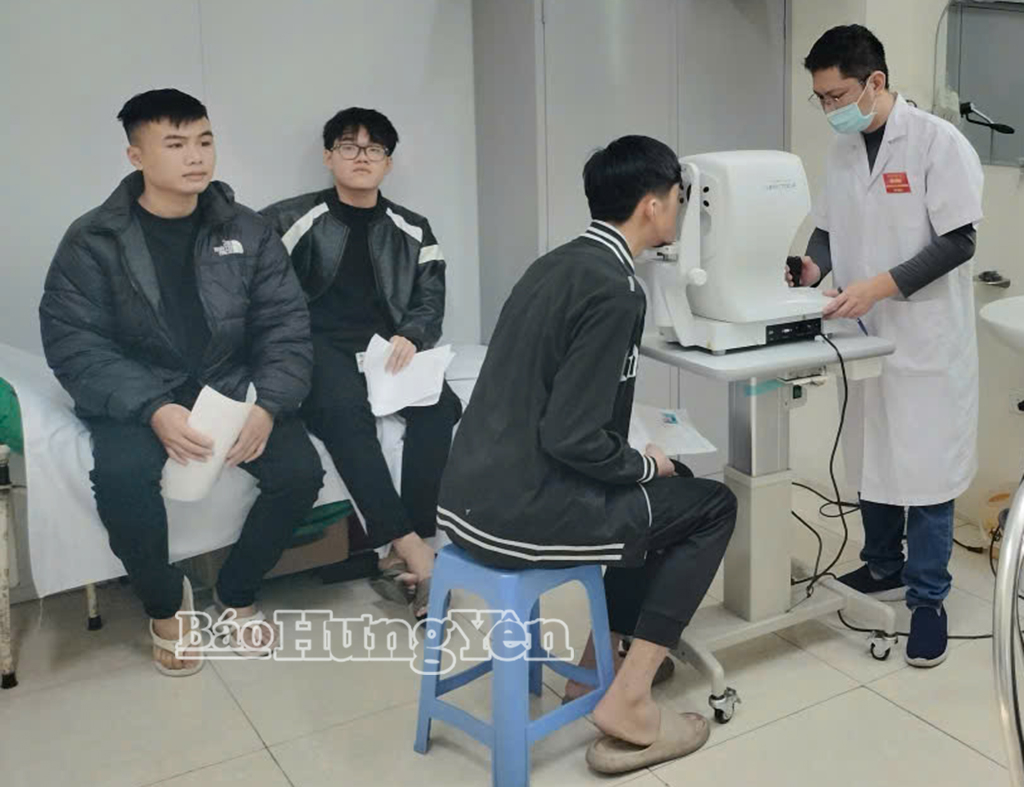 Công dân xã Nguyễn Văn Linh tham gia khám tuyển sức khỏe nghĩa vụ quân sự.