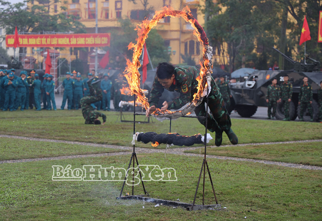 Chiến sỹ Đại đội Trinh sát cơ giới, Phòng Tham mưu Bộ CHQS tỉnh biểu diễn nhảy qua vòng lửa. 