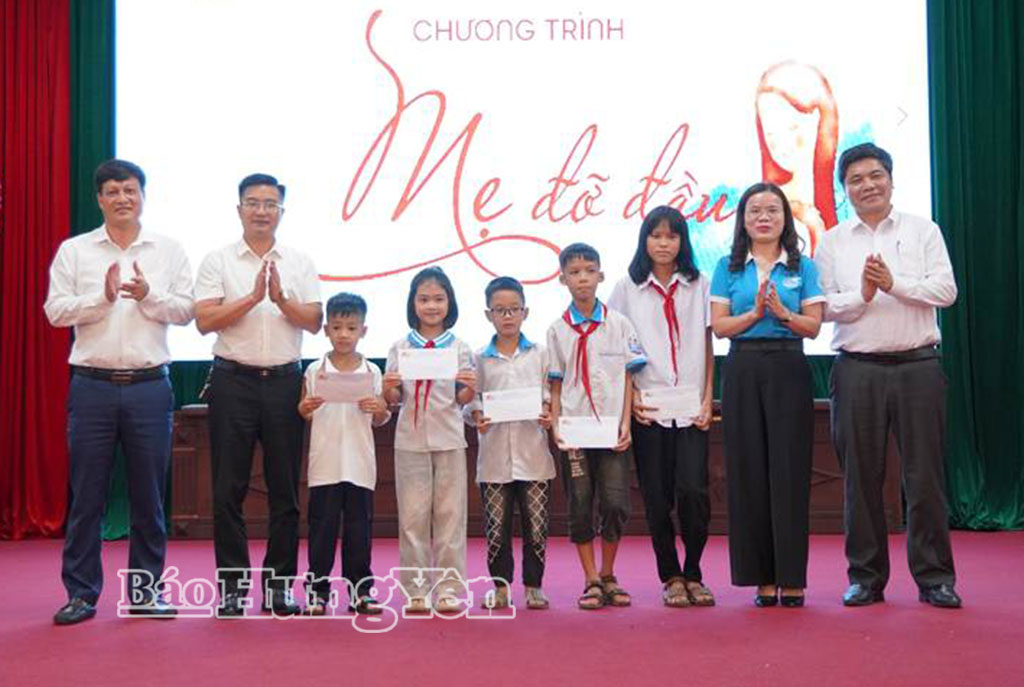 Đồng chí Vũ Hồng Luyến, Phó Chủ tịch Ủy ban MTTQ Việt Nam tỉnh, Chủ tịchHội LHPN tỉnh (thứ hai từ phải sang) trao kinh phí chương trình “Mẹ đỡ đầu” cho trẻ emxã Hồng Quang.