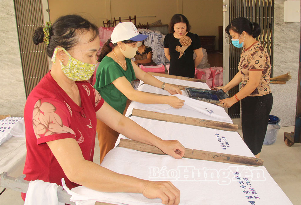 Công ty TNHH Dệt May Xuất khẩu Kim Ngân, (xã Hưng Hà) đang tạo việc làm cho hàng chục lao động địa phương.