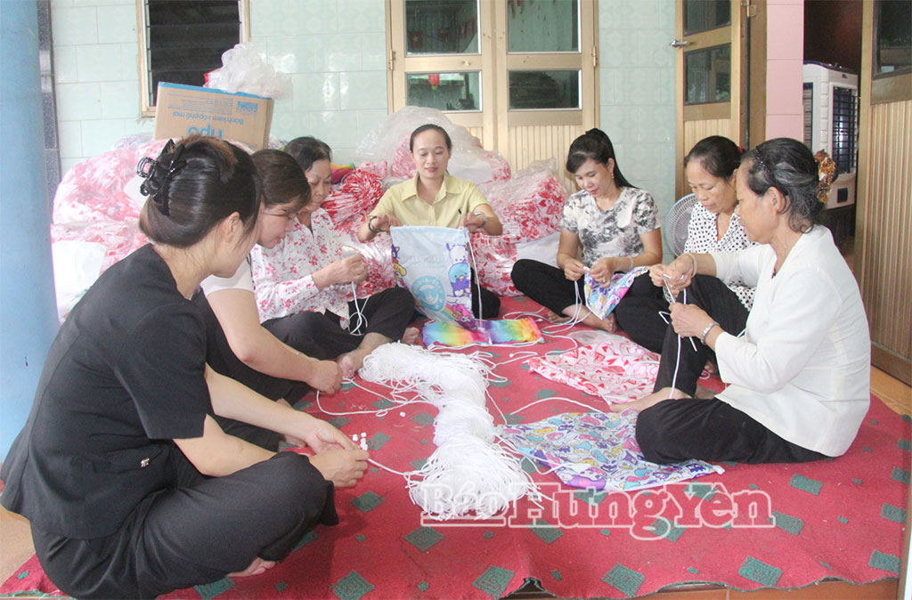 Phụ nữ xã Thần Khê tích cực học hỏi nghề mới, tạo việc làm.