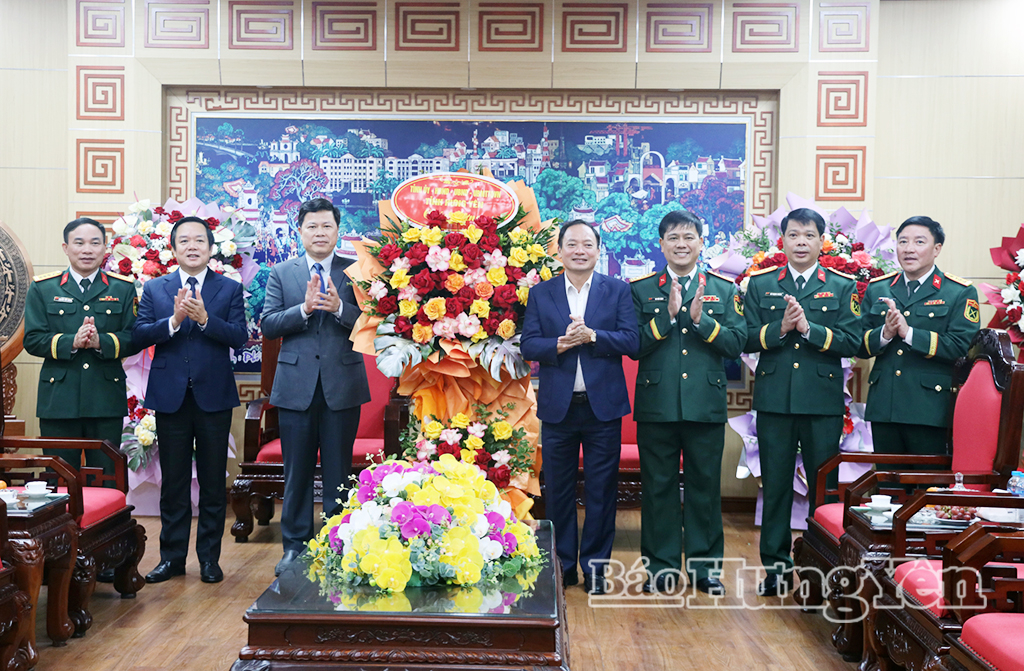 Các đồng chí Thường trực VV88 casino tặng hoa chúc mừng VV88 dự đoán xổ số ba miền siêu chính xác, chiến sĩ lực lượng vũ trang tỉnh.