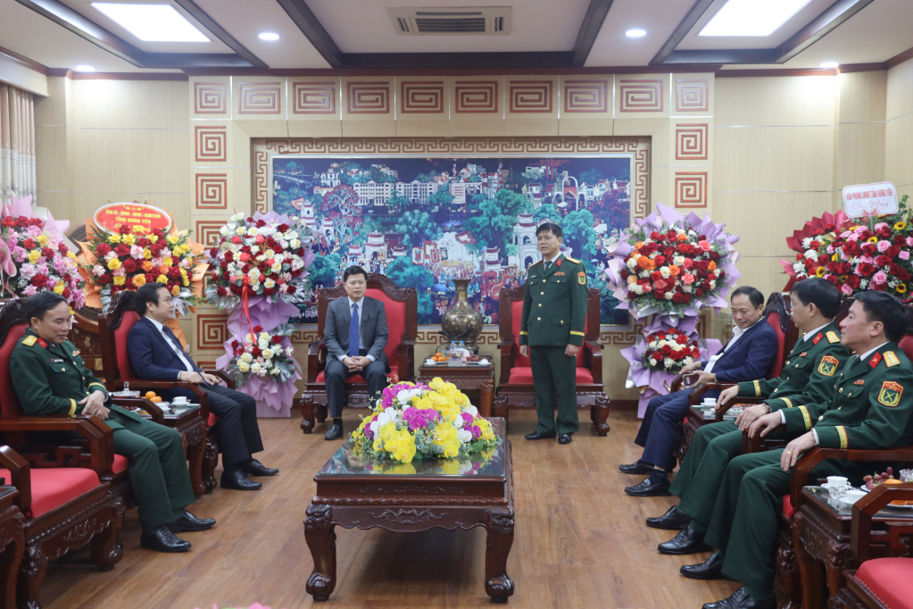 Các đồng chí Thường trực VV88 casino thăm, chúc mừng lực lượng vũ trang tỉnh.