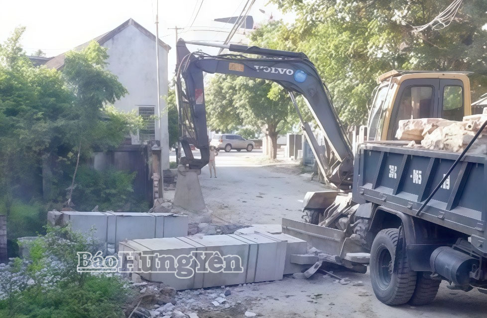 Người dân thôn Hà Thắng tự nguyện tháo dỡ công trình phục vụ thi công tuyến đường ĐT.452 đi các thôn Hà Tiến, Hà Thắng sang thôn Ngũ Đoài.