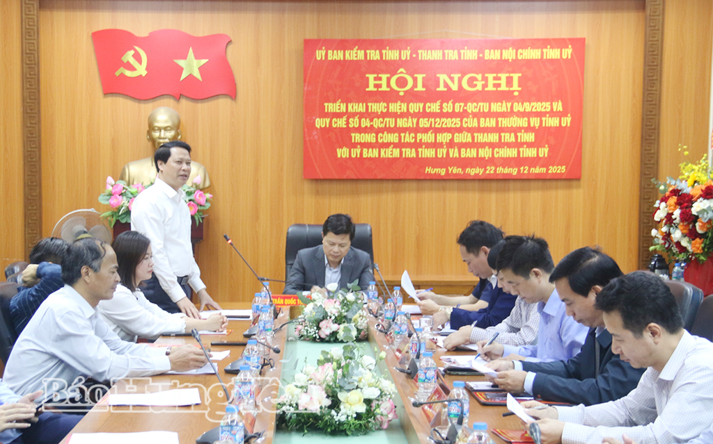 Đồng chí Hoàng Thái Phúc, Ủy viên Ban Thường vụ, Trưởng ban Nội chính Tỉnh ủy phát biểu tại hội nghị.