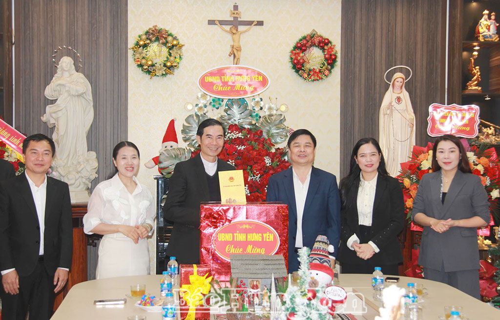 Đồng chí Phó Chủ tịch UBND tỉnh Phạm Văn Nghiêm tặng hoa và quà chúc mừng Giáng sinh tại Giáo xứ Hưng Yên.