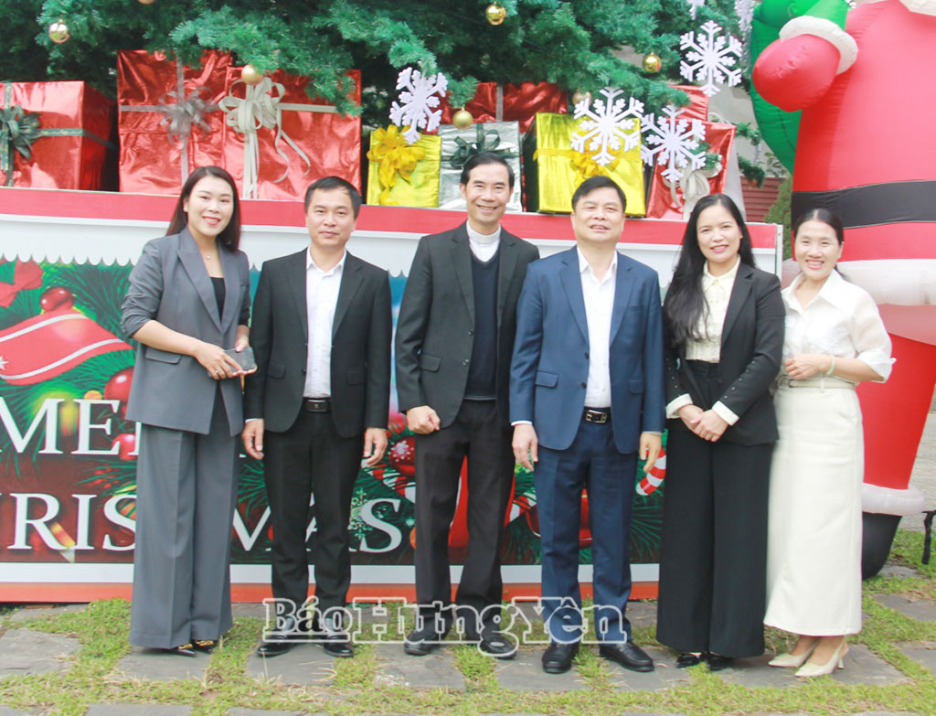 Đồng chí Phó Chủ tịch UBND tỉnh Phạm Văn Nghiêm chụp ảnh lưu niệm với Chánh xứ Giáo xứ Hưng Yên.