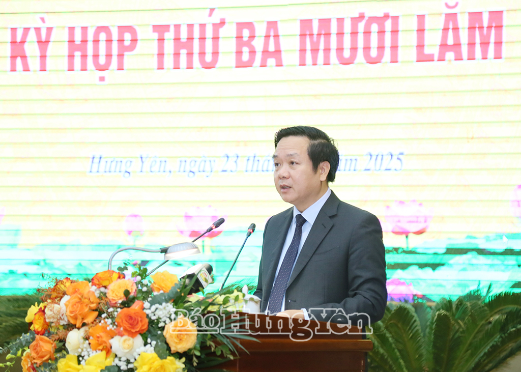 Đồng chí Phạm Quang Ngọc, Phó Bí thư Tỉnh ủy, Chủ tịch UBND tỉnh trình bày tờ trình cho thôi giữ chức vụ và giới thiệu nhân sự bầu bổ sung Ủy viên UBND tỉnh khóa XVII,  nhiệm kỳ 2021 – 2026.