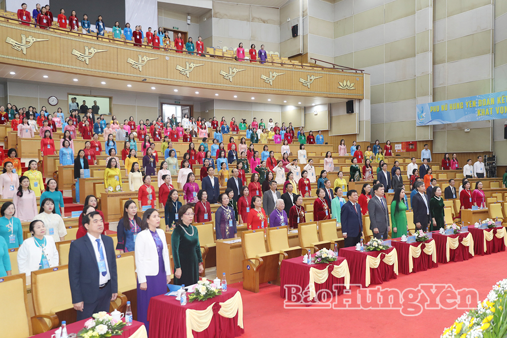 Các đại biểu thực hiện nghi lễ chào cờ.