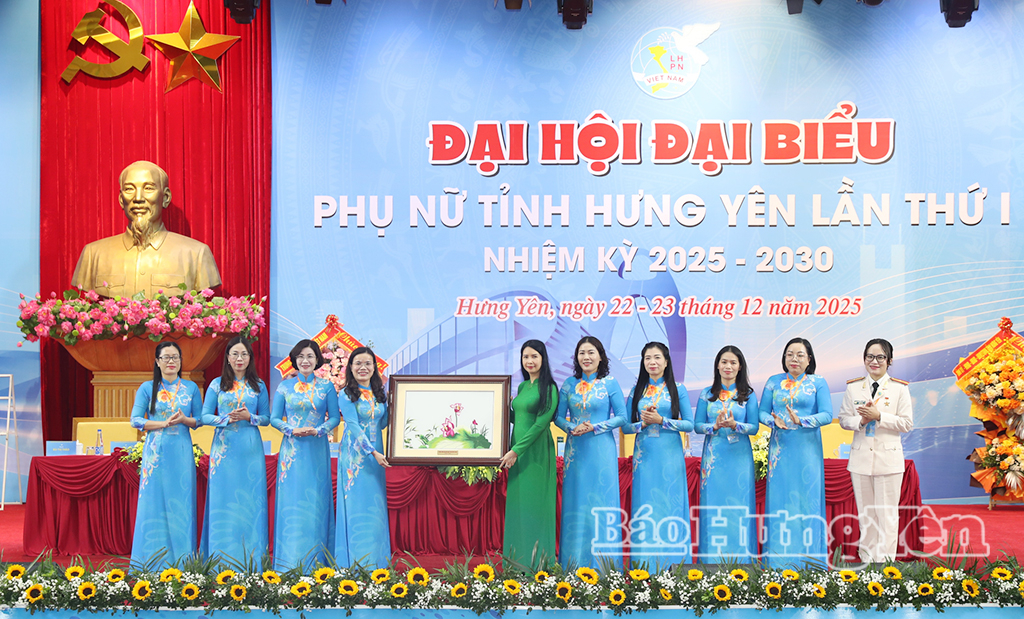 Đồng chí Trần Lan Phương, Phó Chủ tịch Thường trực Trung ương Hội LHPN Việt Nam trao tặng bức tranh thêu hoa sen chúc mừng Đại hội.