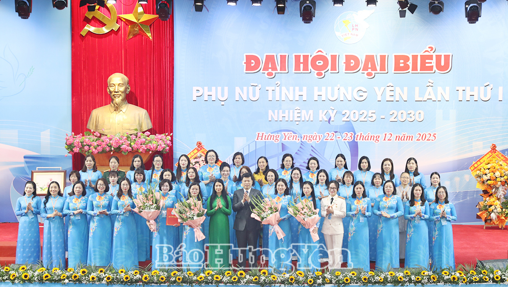 Đồng chí Trần Lan Phương, Phó Chủ tịch Thường trực Trung ương Hội LHPN Việt Nam và đồng chí Trần Quốc Toản, Phó Bí thư Thường trực Tỉnh ủy, Chủ tịch Ủy ban MTTQ Việt Nam tỉnh tặng hoa chúc mừng Ban Chấp hành Hội LHPN tỉnh khoá I, nhiệm kỳ 2025-2030.