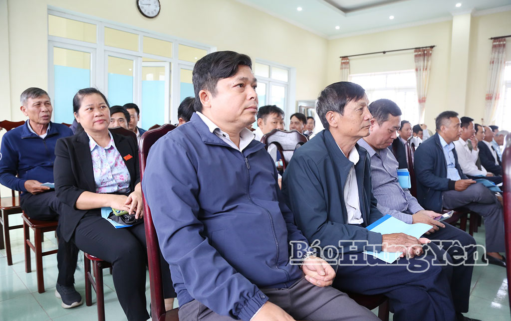 Cán bộ phụ trách sản xuất nông nghiệp các xã, phường dự hội nghị.