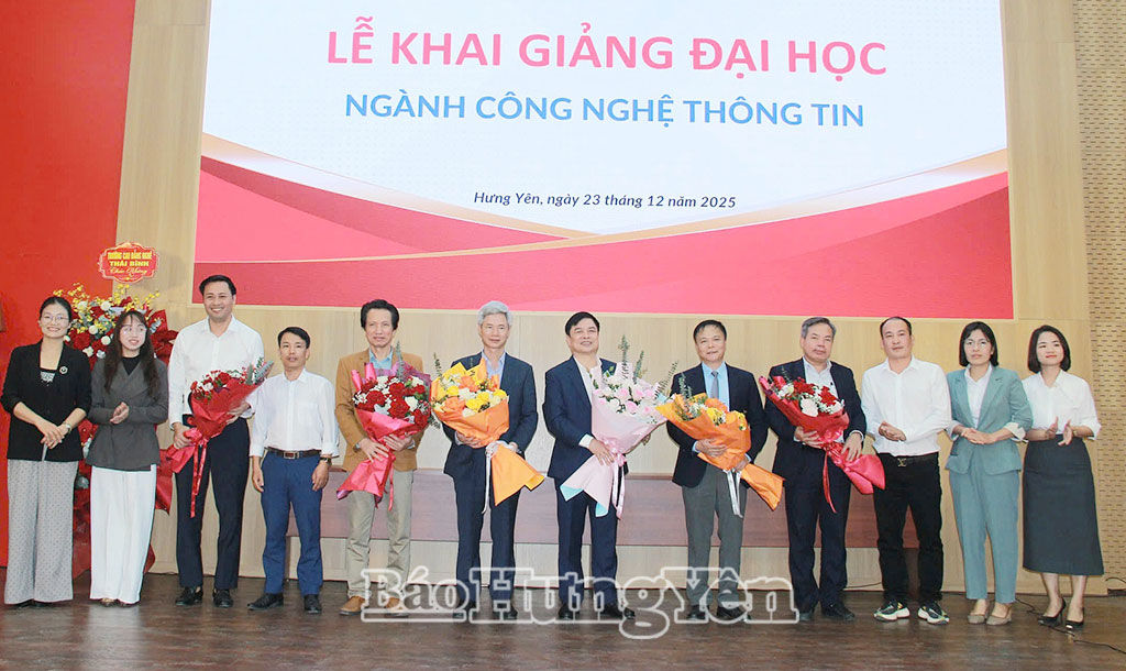 Các học viên tặng hoa cảm ơn lãnh đạo tỉnh, lãnh đạo các sở, ngành, đơn vị đào tạo.