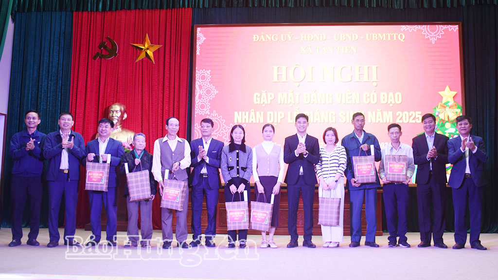 Lãnh đạo xã Tân Tiến trao quà cho các đảng viên là người có đạo.