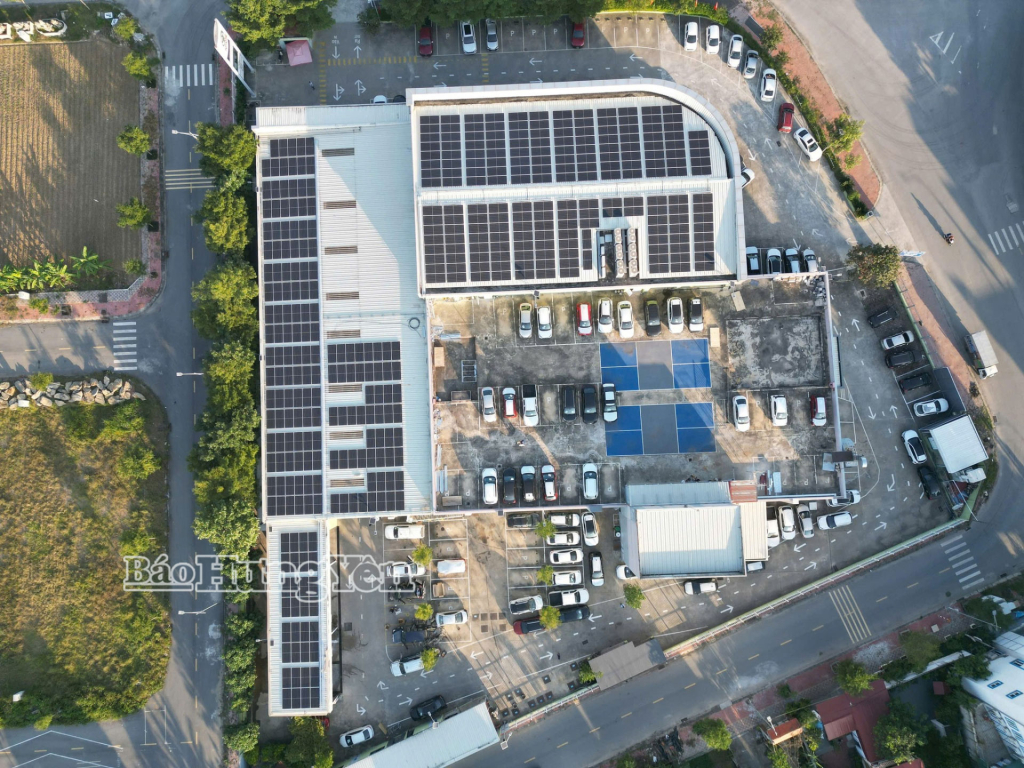 Hệ thống điện mặt trời mái nhà được đưa vào sử dụng tại Công ty TNHH Toyota Hưng Yên giúp tiết kiệm chi phí và nâng cao hiệu quả sử dụng năng lượng.