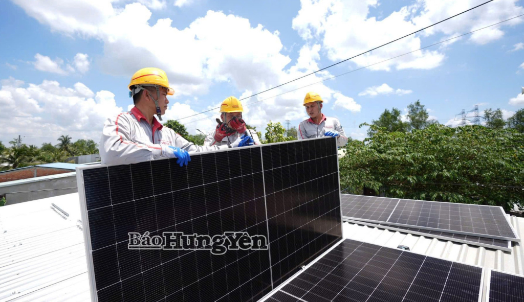 Nhân viên Chi nhánh công trình Viettel Hưng Yên thi công lắp đặt hệ thống điện mặt trời cho hộ dân tại xã Ân Thi.