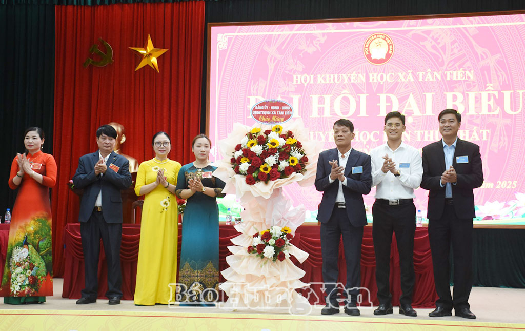 Lãnh đạo xã Tân Tiến tặng hoa chúc mừng Đại hội.