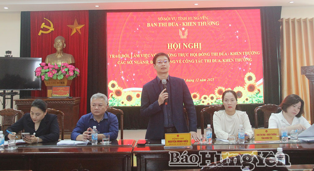 Lãnh đạo Ban Thi đua - Khen thưởng phát biểu tại hội nghị.