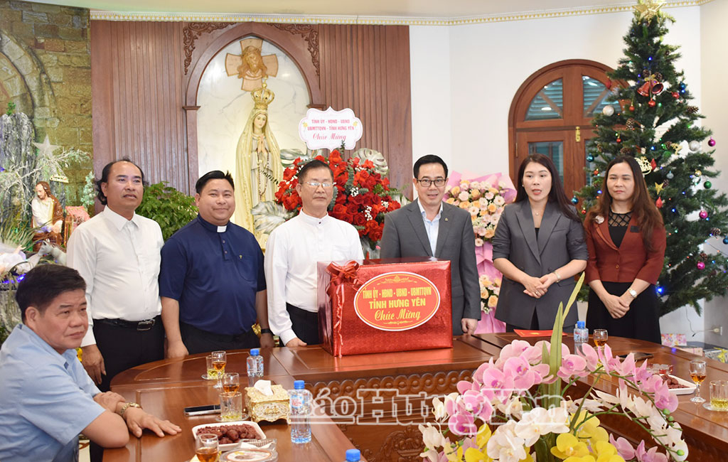 Đồng chí Nguyễn Văn Huy, Phó Trưởng đoàn chuyên trách Đoàn đại biểu Quốc hội tỉnh trao tặng quà chúc mừng Giáo xứ Bác Trạch.