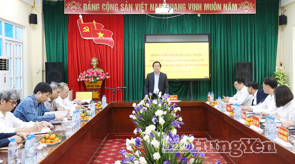 Đồng chí Phạm Quang Ngọc, Phó Bí thư Tỉnh ủy, Chủ tịch UBND tỉnh phát biểu chỉ đạo buổi làm việc tại Trường THPT Chuyên Thái Bình.