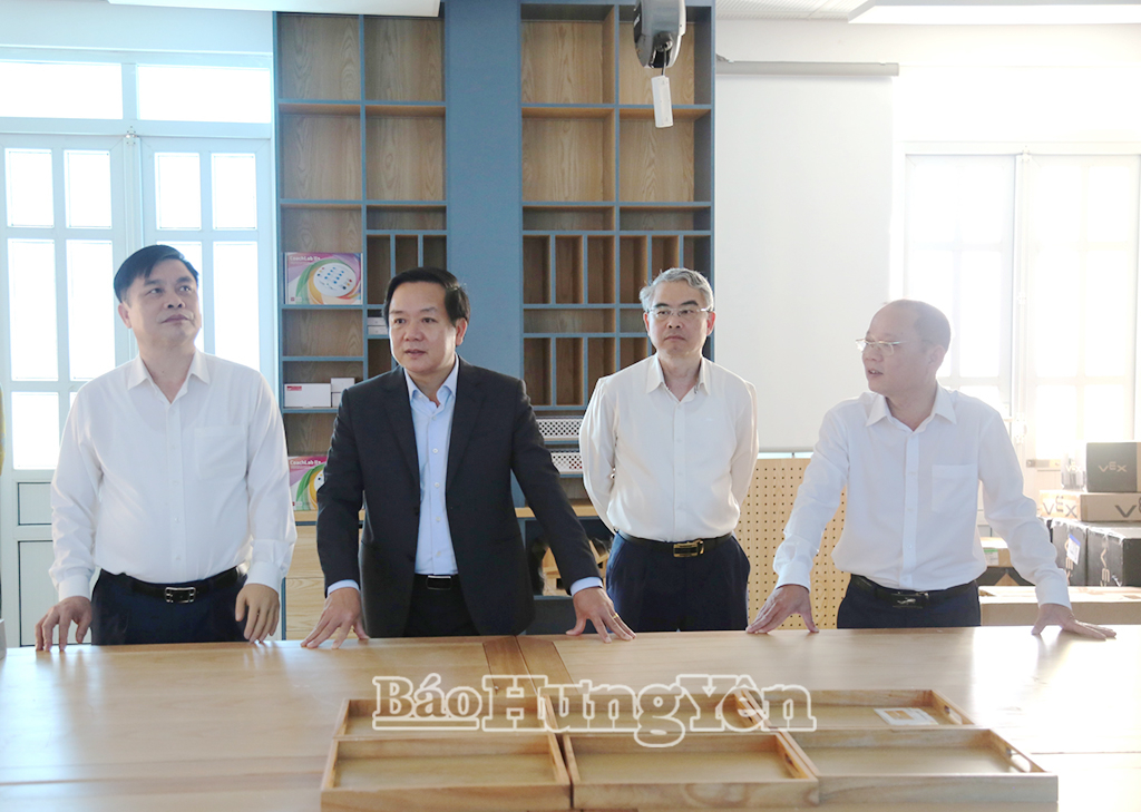 Đồng chí Phạm Quang Ngọc, Phó Bí thư Tỉnh ủy, Chủ tịch UBND tỉnh và các đồng chí lãnh đạo khảo sát hệ thống cơ sở vật chất Trường THPT Chuyên Thái Bình.