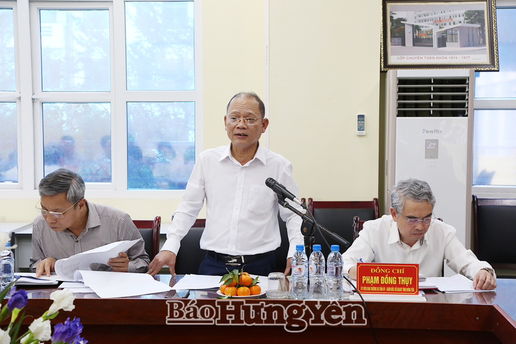 Lãnh đạo Trường THPT Chuyên Thái Bình báo cáo công tác thực hiện nhiệm vụ chuyên môn.