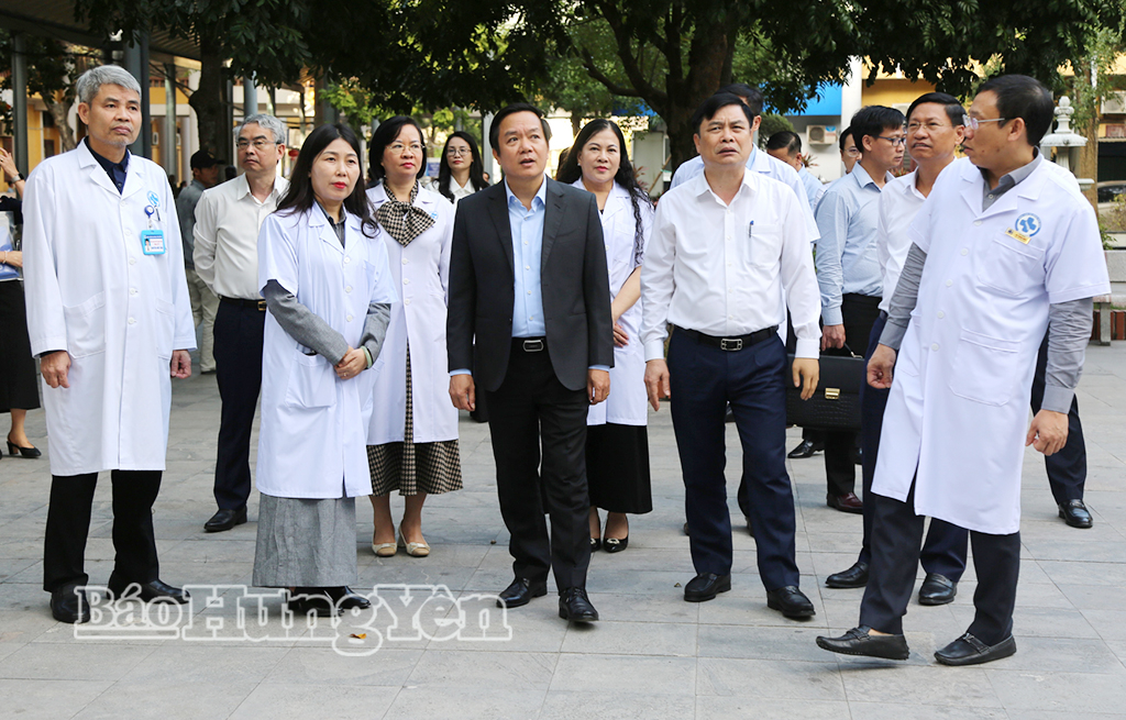 Đồng chí Phạm Quang Ngọc, Phó Bí thư Tỉnh ủy, Chủ tịch UBND tỉnh và đoàn công tác khảo sát hoạt động của Bệnh viện Đa khoa Thái Bình.