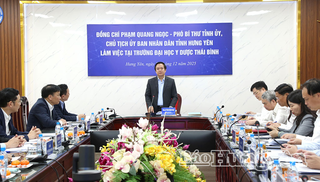 Đồng chí Phạm Quang Ngọc, Phó Bí thư Tỉnh ủy, Chủ tịch UBND tỉnh phát biểu chỉ đạo buổi làm việc tại Trường Đại học Y Dược Thái Bình.
