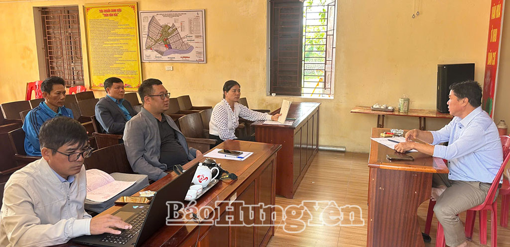 UBND xã Nam Tiền Hải làm việc với người dân để tháo gỡ vướng mắc tronggiải phóng mặt bằng.