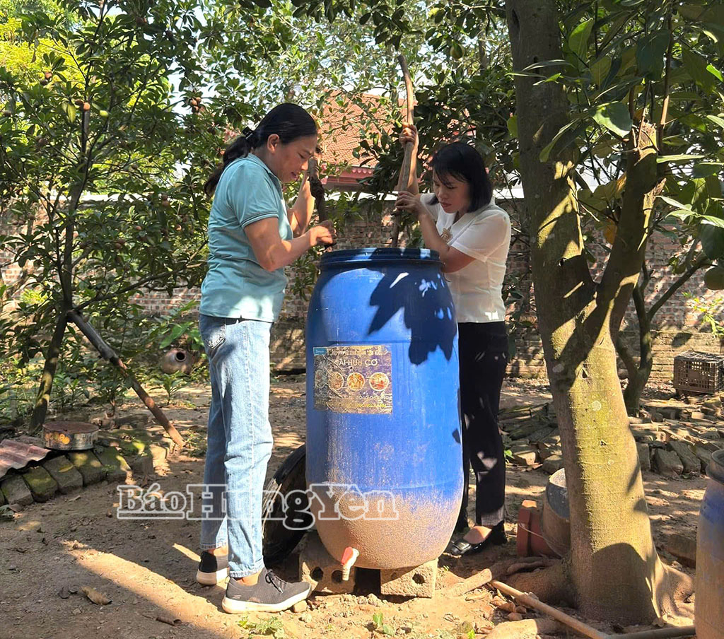 Phụ nữ thôn Minh Khai, xã Tân Hưng thực hiện phân loại và xử lý rác thải hữu cơ tại nguồn.