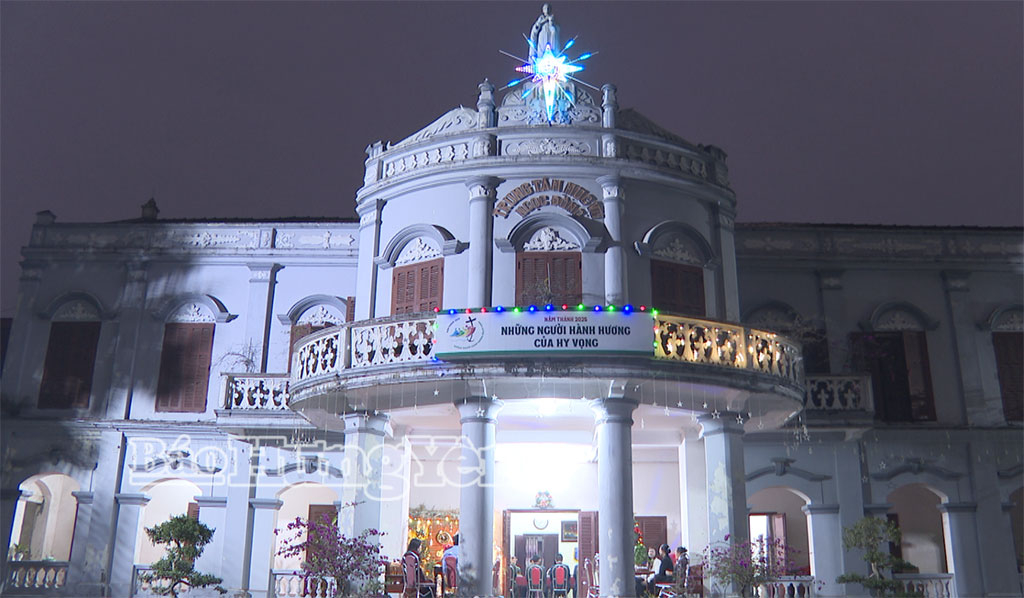 Nhờ thờ Ngọc Đồng lung linh trong dịp Giáng sinh.