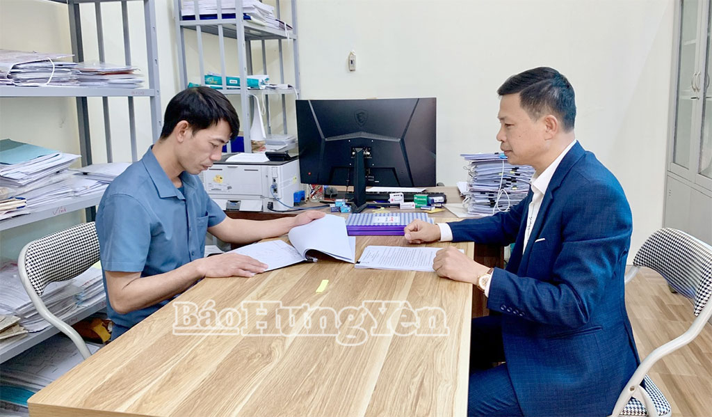 Công chức Phòng Kinh tế xã Triệu Việt Vương tư vấn, hướng dẫn người dân nộp hồ sơ cấp giấy chứng nhận QSDĐ lần đầu.